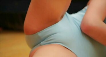 phim sex massage đồng tính nữ Người đàn ông đã sex lái máy bay bà già gửi bạn của mình đến bồn tắm nước nóng.